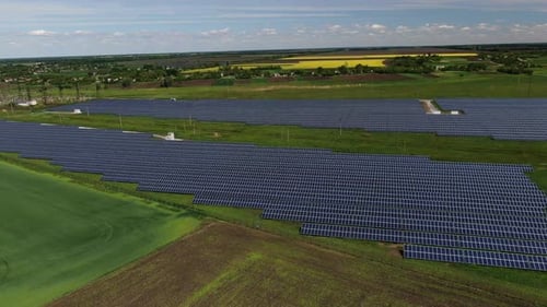 Luftaufnahme des Solarkraftwerks mit langen Reihen der Sonnenkollektoren,