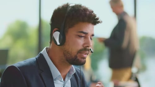 Mann telefoniert mit Kunde