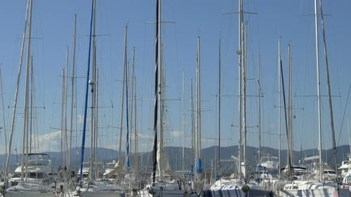Inclinación de veleros y mástiles en un puerto