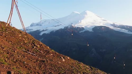 Téléski au sommet d'une montagne contre les sommets enneigés de l'Elbrouz