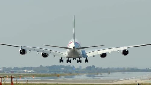 Aterrizaje de avión comercial Airbus A380 Jumbo Jet