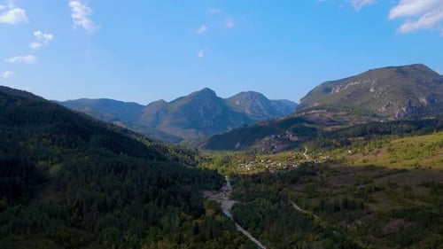 Steile grüne Berge, tiefe Wald- und Bergstraße, schönes Tal