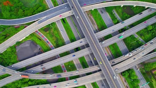 Superbe Drone à vue aérienne au-dessus du trafic autoroutier