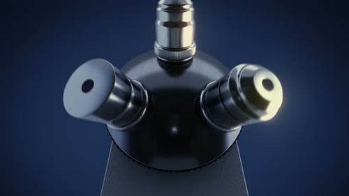 Wissenschaftliches Labormikroskop im dunklen Labor beim Wechseln seiner Metalllinsen