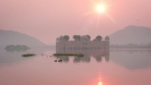 Le
palais aquatique romantique du Jal Mahal et un ciel de rose serein au lever du soleil à Jaipur. Rajasthan, Inde