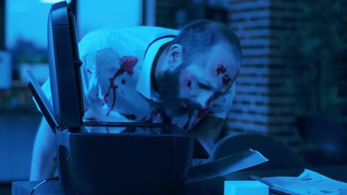 Monstruo tonto devorador de cerebros con sangre en la ropa fotocopiando su propia cara por la noche