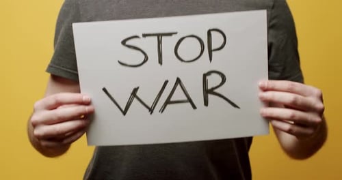 Person, die ein Weißbuch mit einer Botschaft hält, stoppt den Krieg