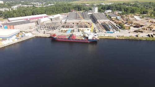 Frachtschiff, das Holz lädt