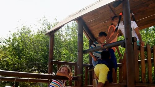Escolares jugando en el patio de recreo