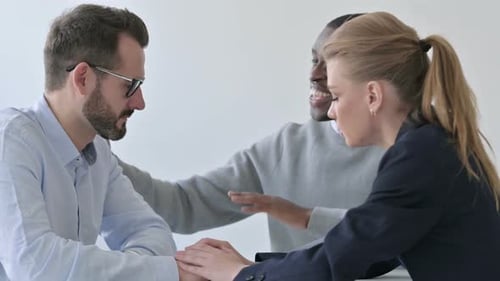 Homme et femme d'affaires rassurant un homme d'affaires bouleversé