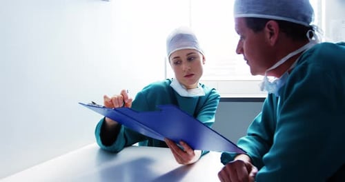 Médecin interagissant avec un collègue