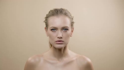 Rosto de modelo jovem e elegante com pele bonita