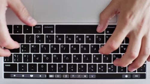 Homem digitando no laptop na mesa do escritório