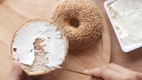 Tartinade de crème au fromage sur pain bagel frais