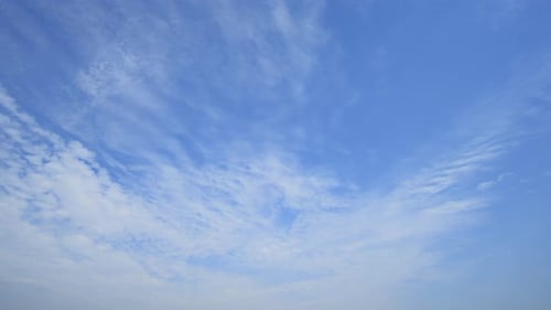 Ciel bleu avec cumulus en Laps de temps par une journée ensoleillée, images 4K.