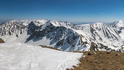 Panoramablick auf verschneite Alpen Berge in herrlicher sonniger Winternatur