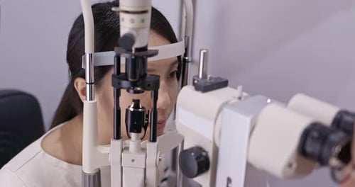 Frau checkt in Klinik auf Auge