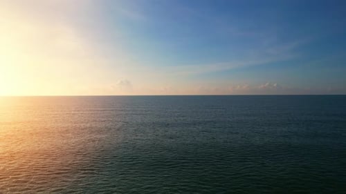 Luftaufnahme von einer Drohne, Wellen im Orangenmeer Sonnenuntergang