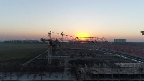 Grúa de construcción en el fondo del sol y el amanecer