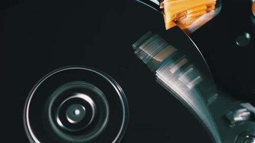 Festplattenlaufwerk innen. Struktur der Festplatte, Spinnplatte. Move Magnetkopf