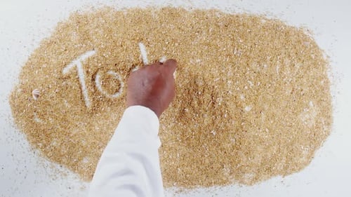 Hand schreibt auf Sand — Das heutige Special