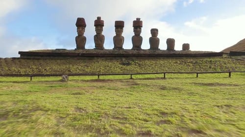 Sculptures en pierre massives avec des têtes démesurément grandes