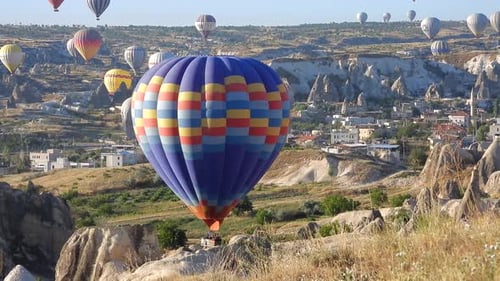Globo aerostático sobrevolando hoodoos y chimeneas de hadas en el valle de Goreme Capadocia, Urgup Turquía