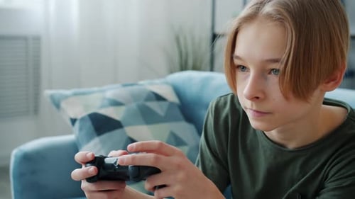 Kind genießt Videospiel mit Controller konzentriert sich auf Aktivitäten in der Wohnung
