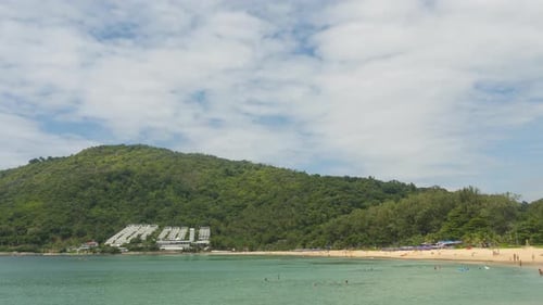 Blick auf den azurblauen Ozean und den Sandstrand