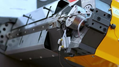 Drahtbiegemaschine. CNC-Metallbearbeitung. Automatische Metallbearbeitungsmaschine.