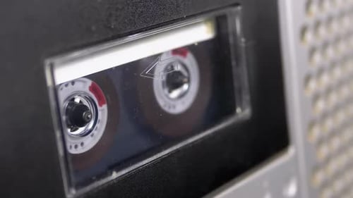 Cassette audio. Le magnétophone vintage joue la cassette audio insérée dedans