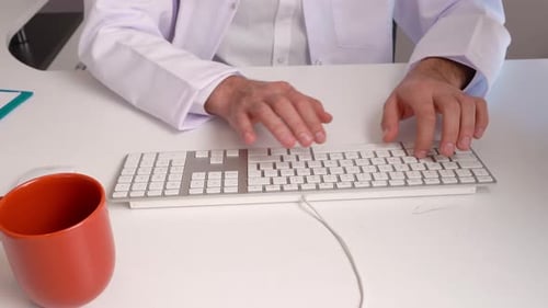 Arzt mit Tastatur.