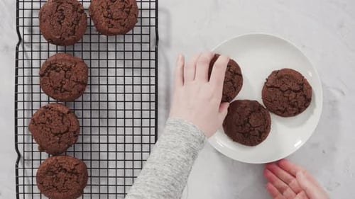 Colada plana. Galletas con chispas de chocolate dobles recién horneadas en una rejilla para