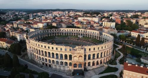 Vue aérienne des arènes et de l'amphithéâtre de Pula dans la vieille ville de Pula, Croatie.