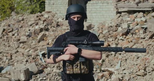 Un soldat avec un fusil regarde autour de lui sur le fond d'une maison détruite