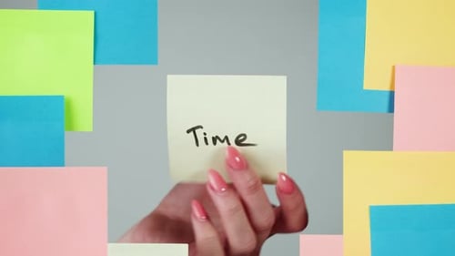 Etiqueta de nota em closeup de vidro transparente