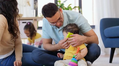 Glückliche Familie mit Kindern, die zu Hause spielen
