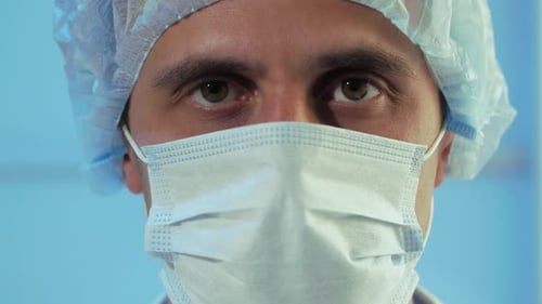 Portrait d'un docteur en masque chirurgical