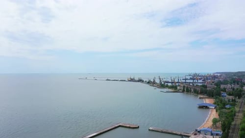 Meer in der Stadt. Sie können den Strand und den Seehafen sehen. Luftbild