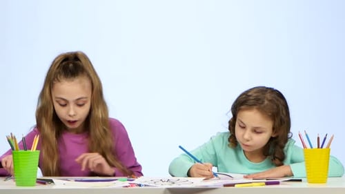 Kinder Schwestern, verzieren Sie das Bild mit Bleistiften. Weißer Hintergrund