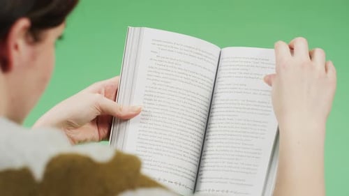 Blick über die Schulter einer Frau beim Lesen eines Buches