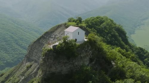 Vue d'arc de la forêt sauvage entourant une église médiévale isolée à proximité de Tsveri.