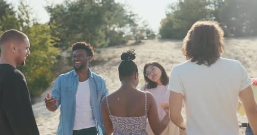 Los buenos amigos se encuentran en el lago Todos se saludan calurosamente abrazos abrazos Alegría Felicidad Reunión después