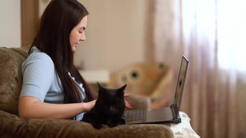 Frau arbeitet im Home Office am Laptop