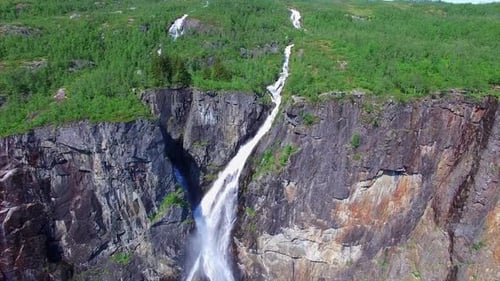 Luftaufnahme des berühmten Voringfossen-Wasserfalls in Norwegen.