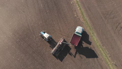 Vista aérea del tractor con sembradora montada que realiza la siembra directa de cultivos en la agricultura arada