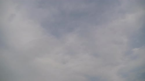 Les nuages se déplacent doucement dans le ciel bleu. Timelapse