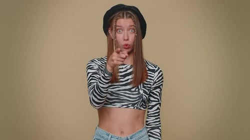 Hübsches Mädchen lächelt aufgeregt und zeigt auf die Kamera und wählt glücklichen Gewinner, der anzeigt, dass