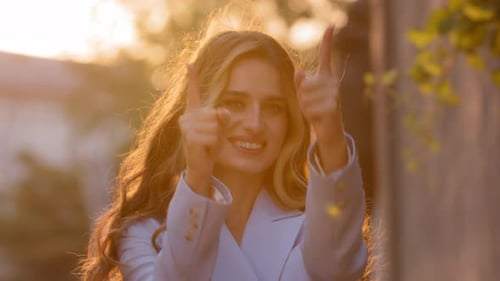 Porträt eines weiblichen Models steht auf der Straße im Sonnenlicht Sonnenuntergang Glücklich lächelnde Frau Mädchen schaut zu