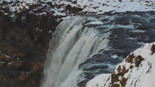 Blick auf den herrlichen berühmten Wasserfall Skogafoss in Island